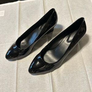 Bandolino black patent leather wedge shoes 2” heel NWOT Size 8 1/2